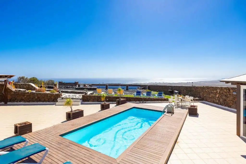 Terrasse mit Pool und Meerblick in der Programmunterkunft auf Lanzarote